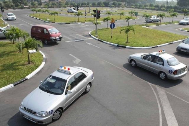 Mọi thắc mắc về khóa học lái xe sẽ được hỗ trợ giải đáp rõ ràng và nhanh chóng