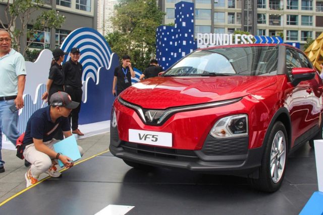 Giấy phép lái xe số tự động từ năm 2025 sẽ cho phép người điều khiển cả xe xăng lẫn xe điện