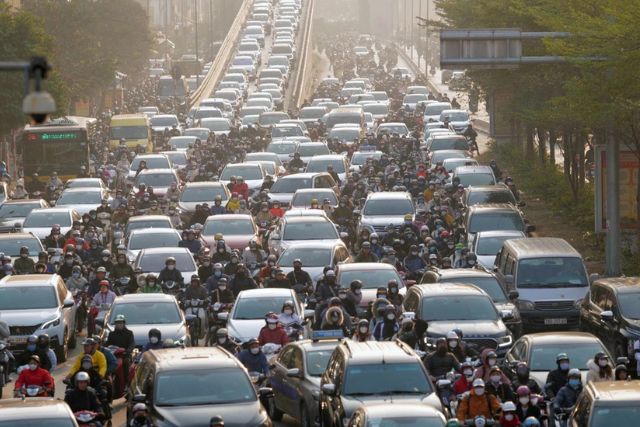 Việc lái xe ô tô trong phố Hà Nội khiến nhiều người cảm thấy e ngại dù đã có bằng