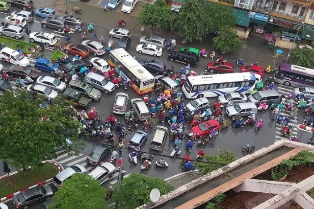 Quan sát cẩn thận và tuân thủ làn đường để tránh làm ùn tắc giao thông