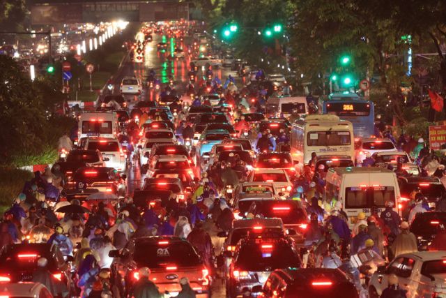 Hà Nội với mật độ xe đông luôn là thách thức với tài xế ô tô
