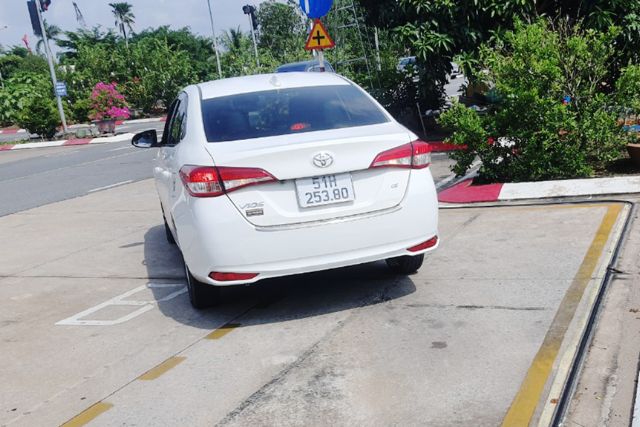 Bài thi ghép xe ngang cần được thực hiện chính xác nếu không chip chấm điểm sẽ không nhận