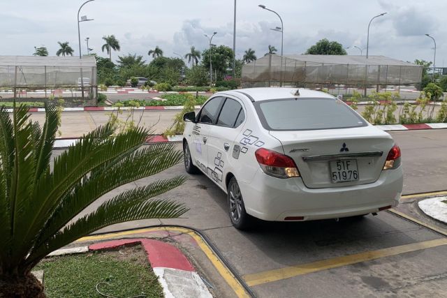 Khi thực hiện bài lùi xe vào chuồng (ghép dọc), thí sinh cần giữ bình tĩnh để xử lý chính xác