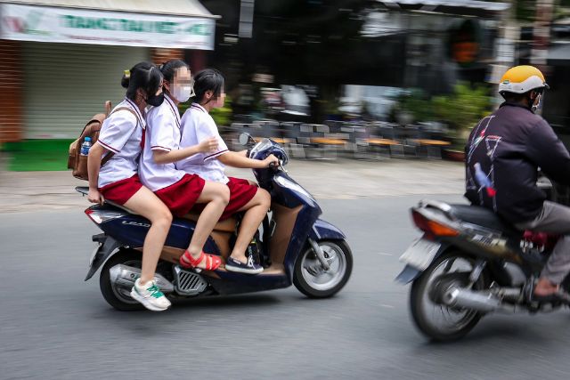 Bổ sung giới hạn số người tối đa khi chở bằng xe máy