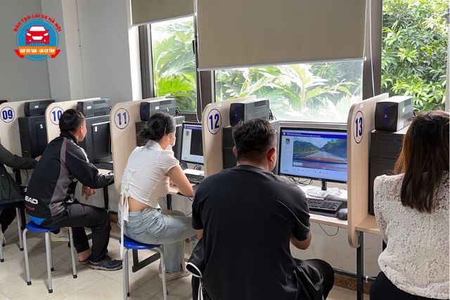 Tất cả học viên đều có cơ hội luyện tập thực tế với hệ thống máy móc tương tự phòng thi sát hạch