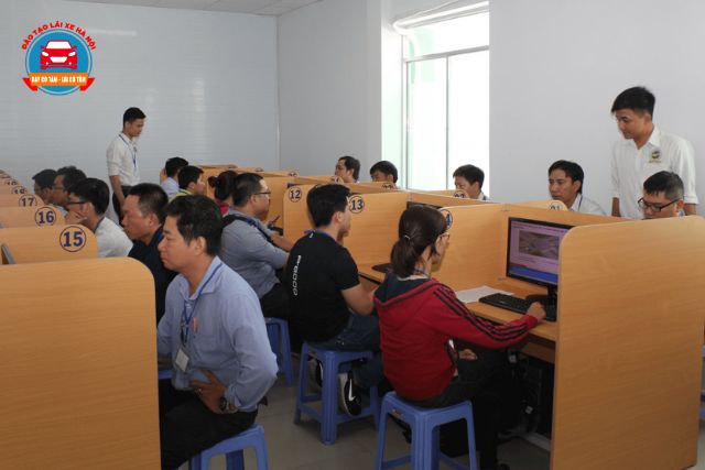 Học viên được học kỹ lý thuyết đúng với nội dung thi, giúp tự tin vượt qua kỳ thi một cách dễ dàng.