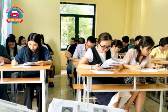Ôn lý thuyết, luyện thi thử trên phần mềm giống đề thi sát hạch chính thức