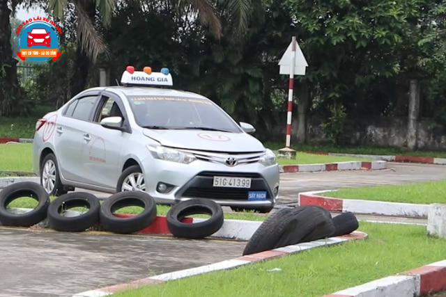 Các bài thi chữ S hay vuông góc yêu cầu học viên đi chậm và từ từ