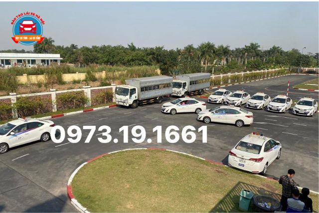 Trước khi thi sa hình, học viên phải hoàn thành phần mô phỏng tình huống và lái cabin ảo