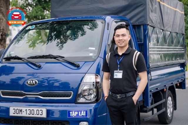 Thầy Nguyễn Hoàng Huynh luôn sẵn lòng truyền đạt những kiến thức và kỹ năng cần thiết
