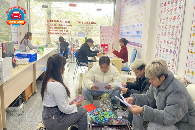 Đăng ký học GPLX ở trung tâm uy tín để được tư vấn đầy đủ về yêu cầu độ tuổi thi bằng lái