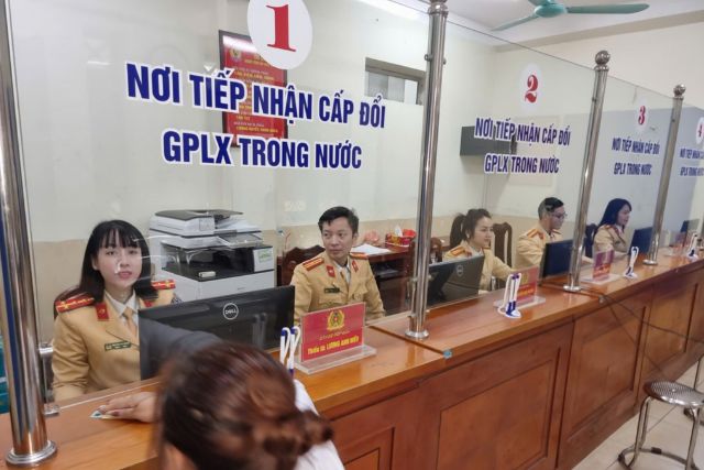 Địa chỉ số 2 Phùng Hưng, Hà Đông hoặc trụ sở công an xã phường có chức năng đổi bằng ô tô