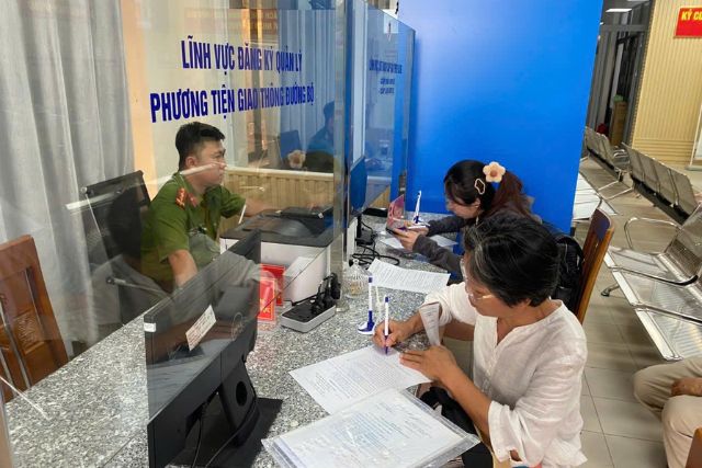 Người dân thực hiện thủ tục cấp đổi giấy phép lái xe.