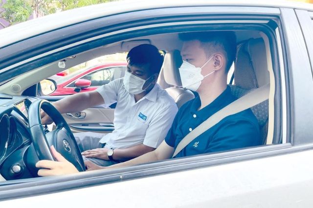 Học viên thực hành lái ô tô tại cơ sở đào tạo.